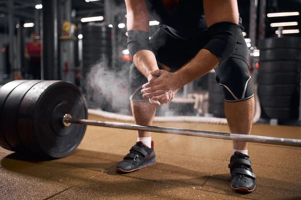 Αθλητής παλαμάκια χέρια πριν deadlift — Φωτογραφία Αρχείου