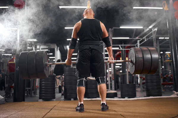 Aktiver Powerlifter im weißen Rauch — Stockfoto