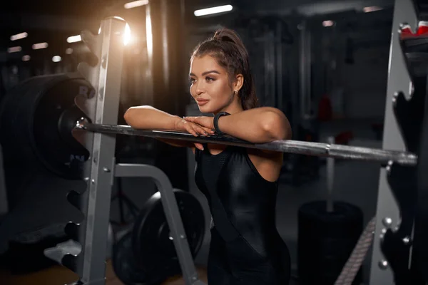 Mooie fitness meisje poseren in de sportschool — Stockfoto