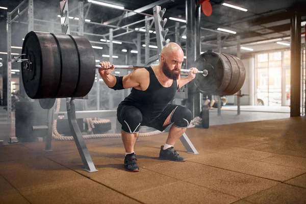 Idrottaren i gymmet är beredd att utföra en övning — Stockfoto