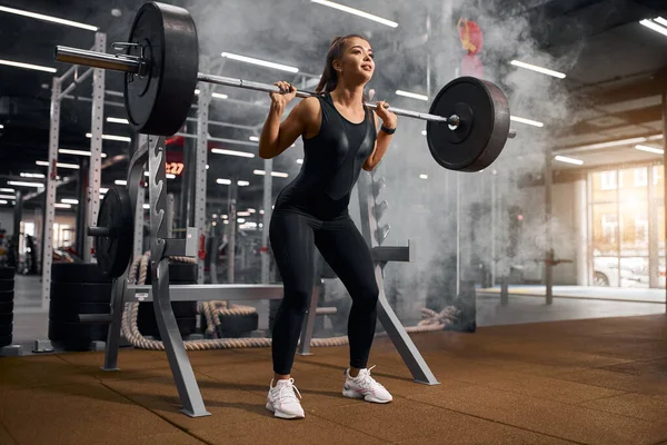 Halterofilistas desportivos antes do treino — Fotografia de Stock