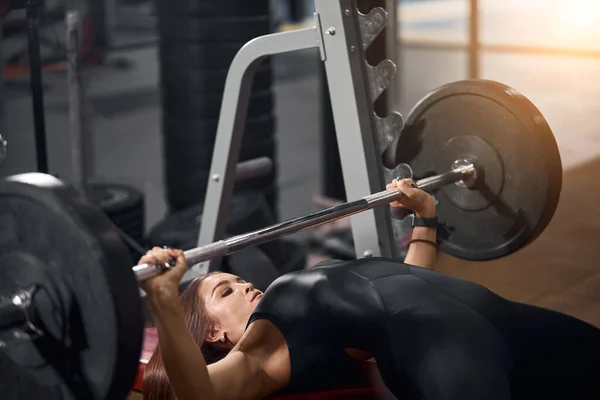 Söt idrottskvinna i fitnesscenter — Stockfoto