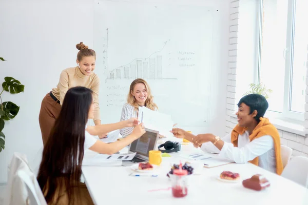 Felice coworking positivo delle donne solo in carica — Foto Stock