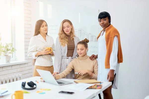 Görevdeki çok ırklı insanların portresi