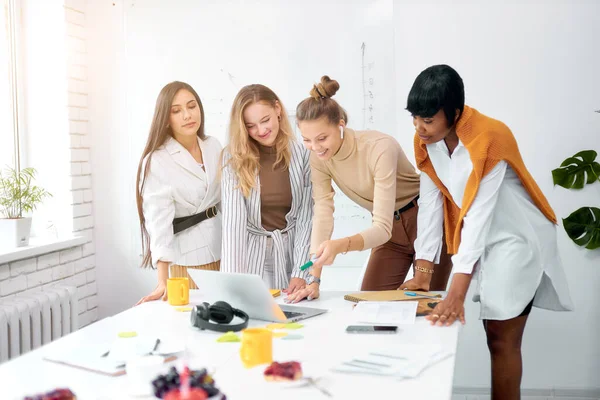 Coworking caucasico e africano con laptop — Foto Stock