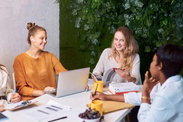 Zakelijke collega 's vergaderen in modern kantoor — Stockfoto