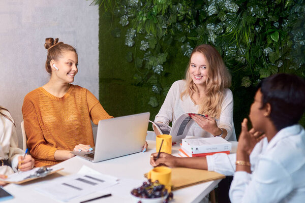 Коллеги по бизнесу собираются в современном офисе