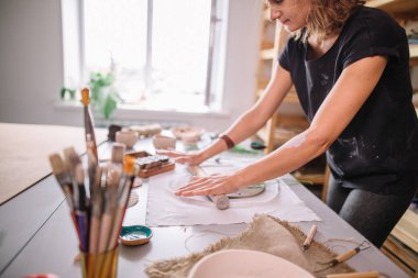 Yaratıcı süreç. Ürününüze şekil verir. Çamuru merdaneyle doldurun