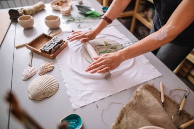 Yaratıcı süreç. Ürününüze şekil verir. Çamuru merdaneyle doldurun