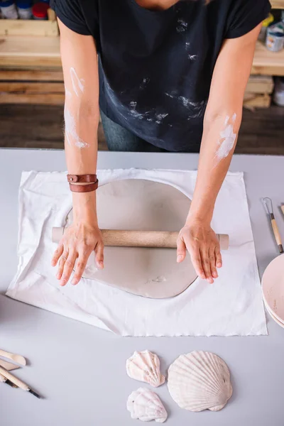 Alfarero hembra arcilla de moldeo con rodillo en taller de cerámica — Foto de Stock