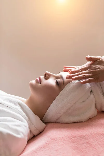 Masseur faire masser la tête d'une femme caucasienne dans le salon de spa — Photo