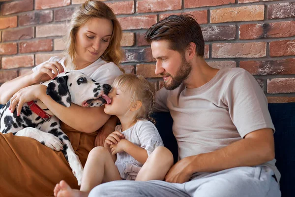 Retrato de jóvenes caucásicos familia divertirse con perro en casa —  Fotos de Stock