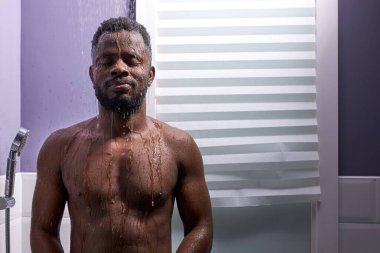 Güzel adam banyoda duş alırken sırılsıklam oluyor.