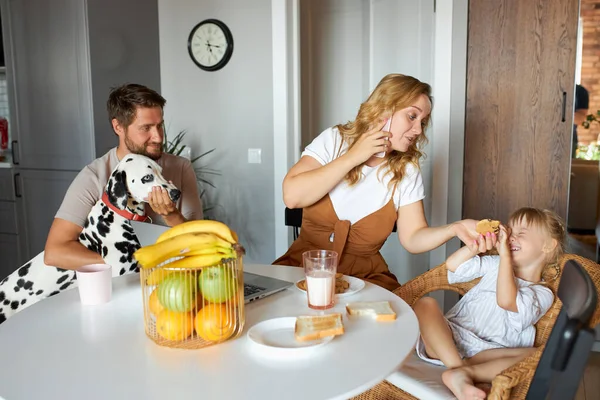 Young woman, mom talk on home and have breakfast with family — Stock Photo, Image