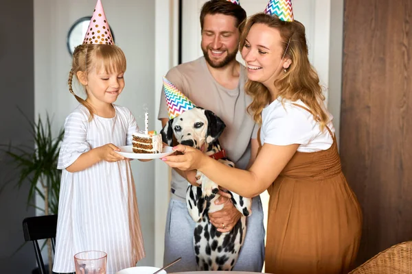 Mutlu aile çocukların doğum gününü kutlar. — Stok fotoğraf