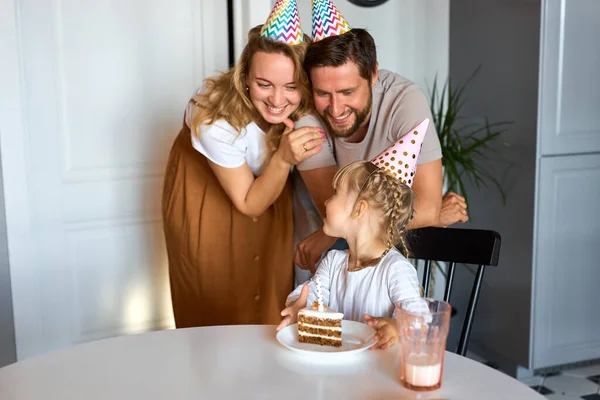 Kızım pastadaki mumları üflemek üzere, doğum günü kutlaması. — Stok fotoğraf