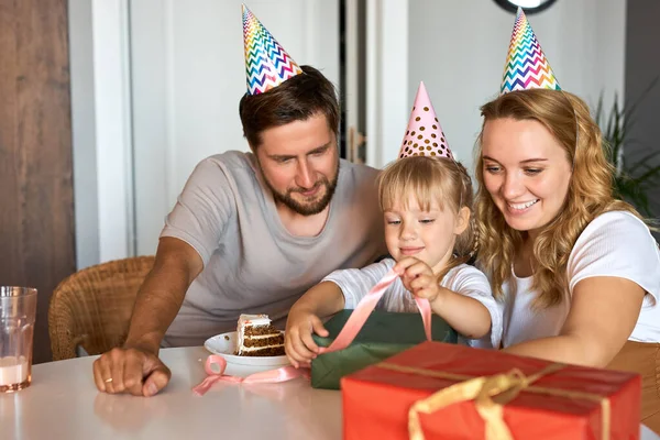 Счастливая семья поздравляет дочерей с днем рождения на кухне — стоковое фото