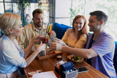 İki evli çift bir restoranda bir araya geldi.