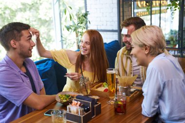 Gençlerin kafede eğlenceli oyunları var.
