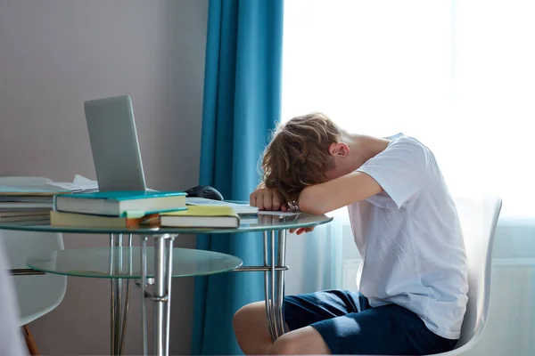 Niño deprimido de la escuela no quiere estudiar — Foto de Stock