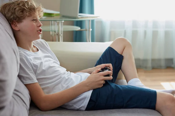 Juguetón adolescente aficionado a los videojuegos — Foto de Stock