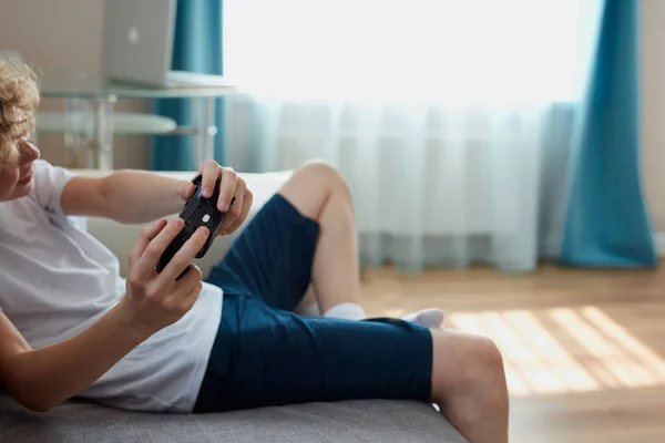 Joven pelirroja chico jugar video juegos en casa — Foto de Stock