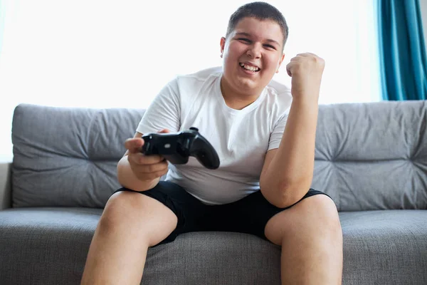 Menino gordo feliz por ganhar o jogo de vídeo — Fotografia de Stock