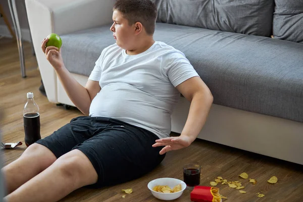 Chico gordo decidió comer comida saludable, decir no a la comida rápida — Foto de Stock