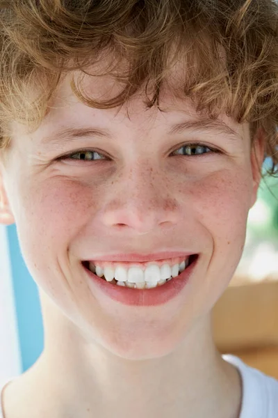 Närbild porträtt av rödhårig leende pojke — Stockfoto