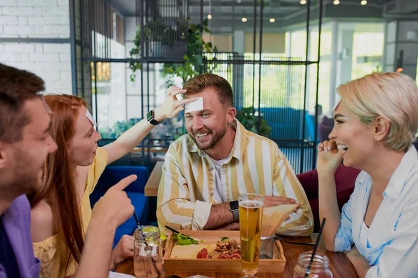 Giovani hanno gioco divertente in caffè — Foto Stock