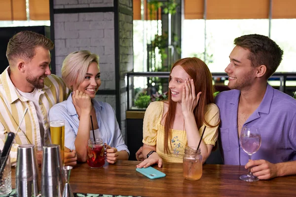 Dos hermosas parejas se han reunido en el bar — Foto de Stock