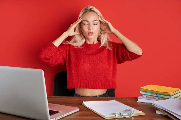 Joven mujer estresada trabajando con computadora portátil en la frustración, depresión — Foto de Stock