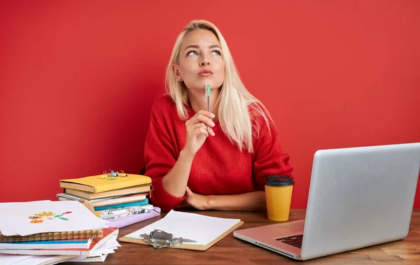 Joven secretaria se aburre en el lugar de trabajo — Foto de Stock