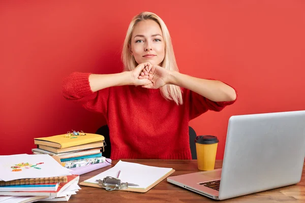 Joven secretaria se aburre en el lugar de trabajo — Foto de Stock