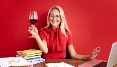 Çekici beyaz kadın iş yerinde iyi eğlenceler.