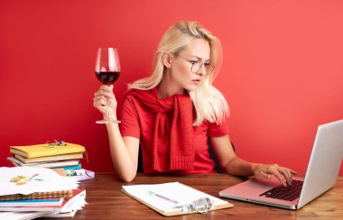 İş sadece bir kadeh şarapla iyi gider.