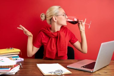 Güzel bir bayan işini seviyor ve şarap içiyor.
