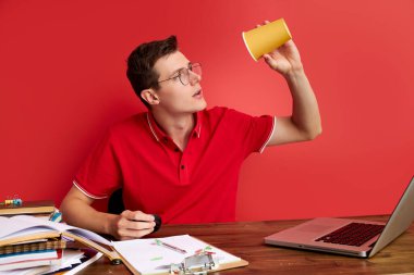 Yanlış anlayan erkek işte kahveye ihtiyaç duyar.