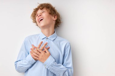 Beyaz arka planda izole edilmiş duygusal çocuk gülüşü