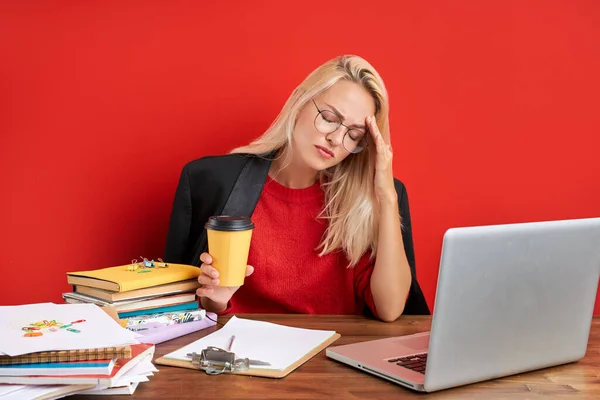 Somnoliento desconcertado caucásico mujer empleado en oficina sentarse trabajo en escritorio — Foto de Stock