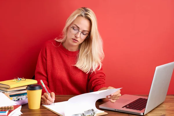 Retrato de mujer caucásica reflexiva en el lugar de trabajo — Foto de Stock