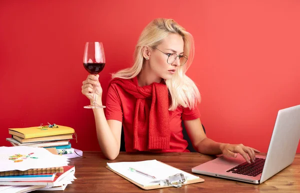 İş sadece bir kadeh şarapla iyi gider.