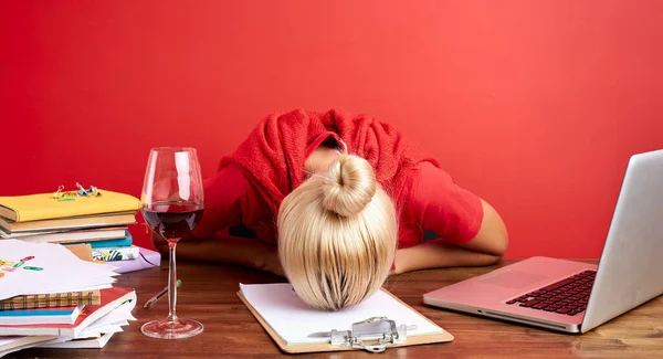 Kimerült kaukázusi nő lehajtotta a fejét az asztalra. — Stock Fotó