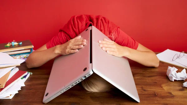 Portré egy fiatal fehér nő kezében laptop számítógép a fején — Stock Fotó