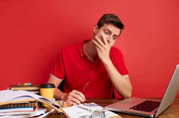 Triste hombre frustrado es infeliz tener demasiado trabajo —  Fotos de Stock