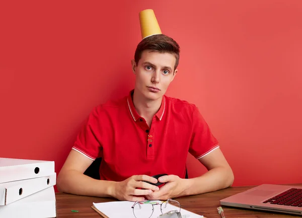Őrült férfi üres kupával a fején az irodában — Stock Fotó