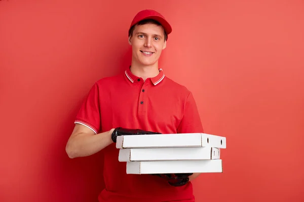 Man i röd uniform med snabbmat ordning isolerad på röd bakgrund — Stockfoto