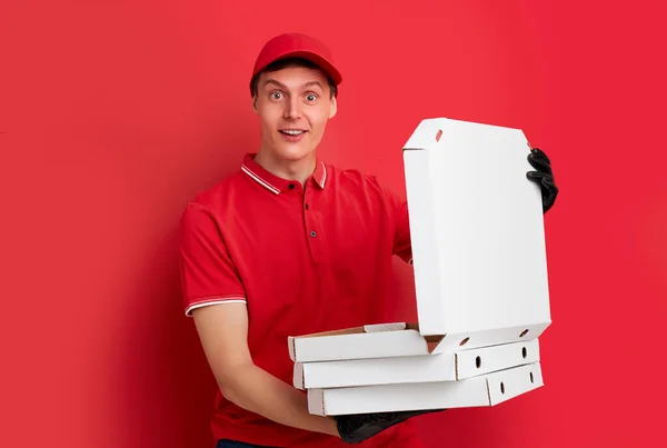 Schöner kaukasischer Lieferant, der Pizza in Schachtel hält — Stockfoto