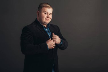 Siyah elbiseli iş adamı siyah arka planda