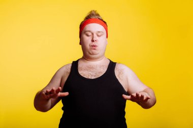 İnsan gözlerini kapalı tutarken meditasyon yapar, nefes verir, rahatlar.